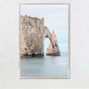 Arte mural de la costa francesa de Etretat, fotografía artística de surf con arcos costeros y rocas, póster de surf con arcos de Porte d'Aval y rocas francesas.