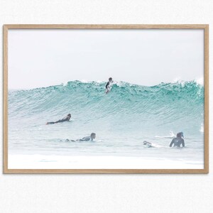 Fine Art Küstenbrandung druckbare Fotografie, Surfen Ozean digitaler Download, Küstenlinie Atlantik Surfer auf Welle Poster Druck blau Küsten