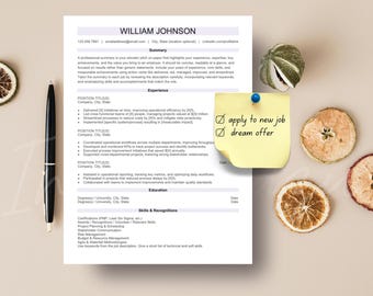 Può includere: Un modello di curriculum vitae con il nome "WILLIAM JOHNSON" in alto. Una penna nera è posizionata a sinistra. Un post-it giallo con "apply to new job" e "dream offer" è appuntato al curriculum. Frutta secca e un baccello decorativo sono sparsi.