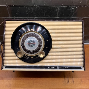 Stunning Collectable Retro AM GE Radio