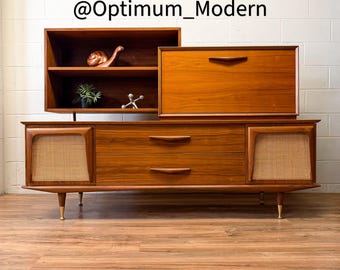 Mueble bar moderno de nogal de mediados de siglo, puertas de ratán, aparador de almacenamiento MCM