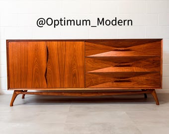 Aparador/cómoda de nogal con frontal en forma de diamante estilo Albert Parvin