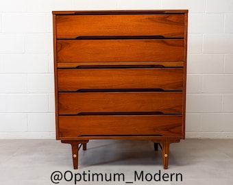 Cómoda/tocador de nogal de Stanley Furniture restaurado.