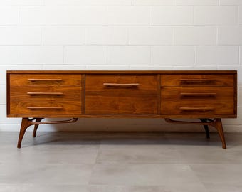 Restaurierte Anrichte aus Walnussholz | Kagan Style Sideboard, Medienkonsole, niedrige Kommode