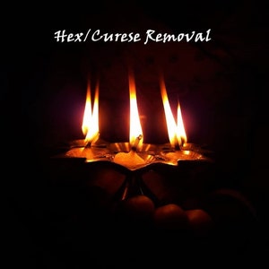 Pu&ograve; includere: Tre candele accese in un portacandele decorativo in ottone, con fiamme gialle e arancioni su sfondo scuro. Il testo "Hex/Curse Removal" &egrave; nella parte superiore dell'immagine.