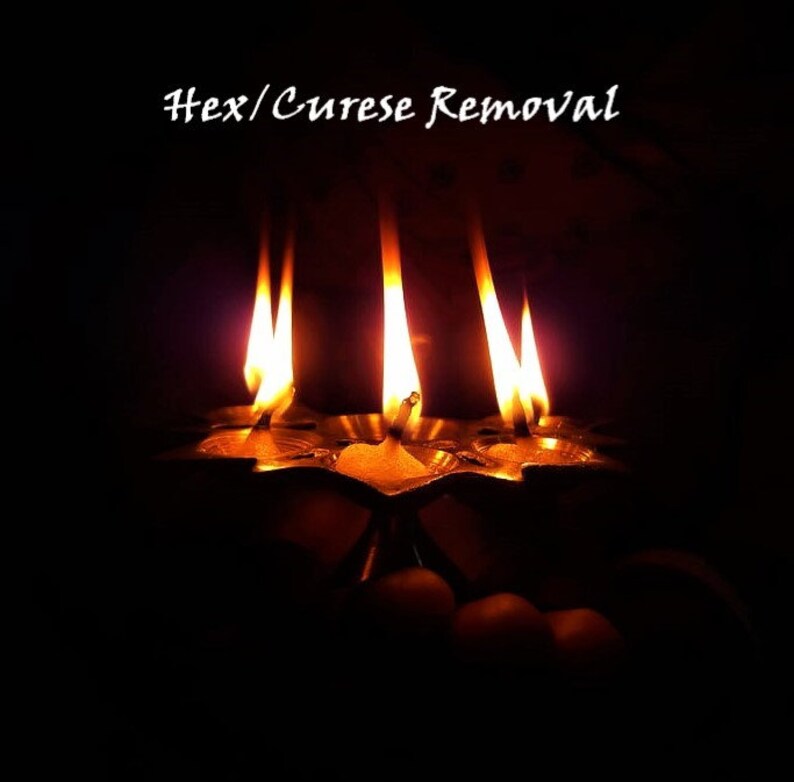 Pu&ograve; includere: Tre candele accese in un portacandele decorativo in ottone, con fiamme gialle e arancioni su sfondo scuro. Il testo "Hex/Curse Removal" &egrave; nella parte superiore dell'immagine.