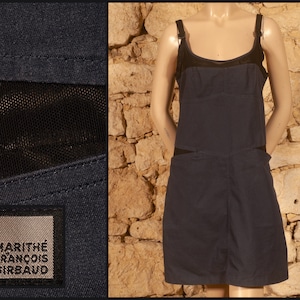 Puede incluir: Un vestido azul marino con un panel de malla negra y una etiqueta que dice "Marithé François Girbaud".