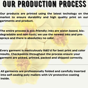 Puede incluir: Texto sobre un fondo floral que dice: &laquo;NUESTRO PROCESO DE PRODUCCI&Oacute;N&raquo;. El texto describe el proceso de impresi&oacute;n, destacando las pr&aacute;cticas ecol&oacute;gicas, el control de calidad y el embalaje profesional de las prendas.