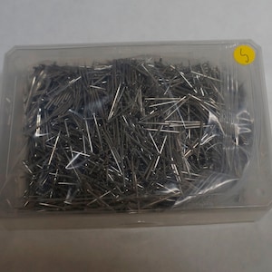 box with 2500 softtone gramophone needles