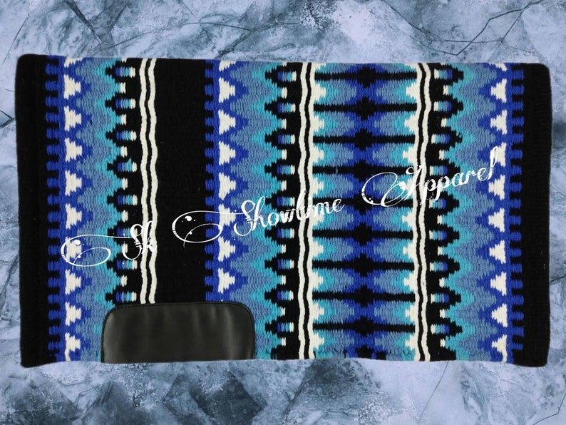 Op de afbeelding: Een blauw en zwart zadeldek met een geometrisch patroon. Het zadeldek heeft een zwarte leren flap.