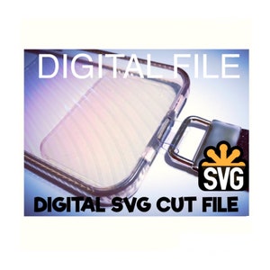 Puede incluir: Una funda transparente para teléfono con un diseño iridiscente arcoíris. La funda tiene una correa negra con un cierre de metal dorado y un logotipo "SVG" blanco. El texto "DIGITAL FILE" y "DIGITAL SVG CUT FILE" está impreso debajo de la funda.