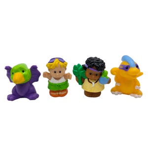 Peut inclure: Un ensemble de quatre figurines en plastique comprenant un ptérodactyle violet et vert, un personnage blond en haut blanc et jupe verte, un personnage aux cheveux noirs en robe jaune tenant une plante verte et un dinosaure jaune.