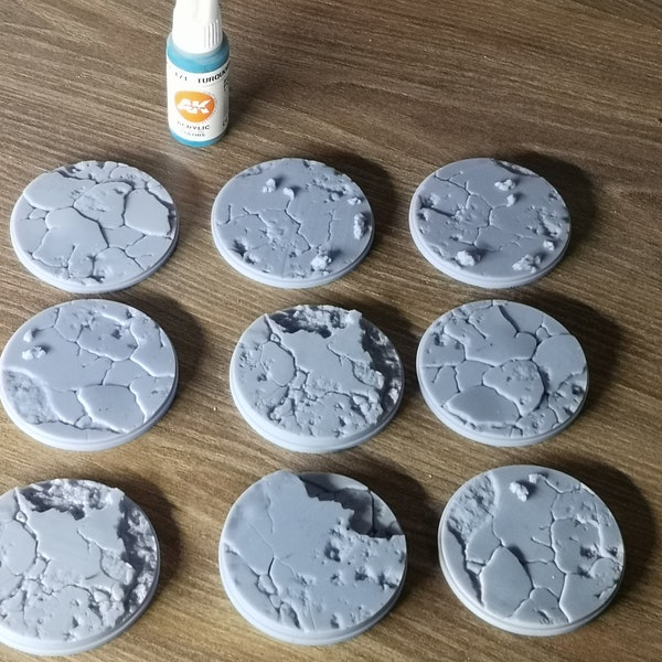 8 bases 65mm sol texturé de Trident Studios pour figurine