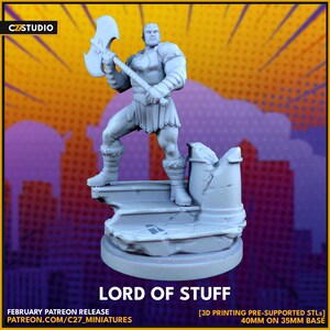 Puede incluir: Una miniatura impresa en 3D de color gris de una figura musculosa que empuña un hacha grande. La figura está de pie sobre una base de piedra rota. La miniatura se titula "Lord of Stuff" y es una publicación de Patreon de febrero de C27_Miniatures. La miniatura mide 40 mm de alto y se coloca sobre una base de 35 mm.