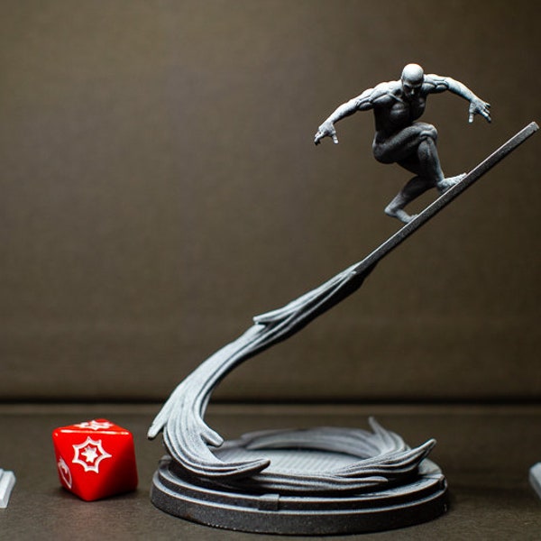 Silver Surfer de Trident Studio avec sa base 65mm