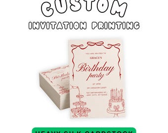 Pode incluir: Uma pilha de convites de aniversário retangulares impressos em cartolina de seda pesada. Os cartões apresentam desenhos de linha vermelhos de uma torre de champanhe e um bolo, com o texto CUSTOM INVITATION PRINTING, HEAVY SILK CARDSTOCK e detalhes.