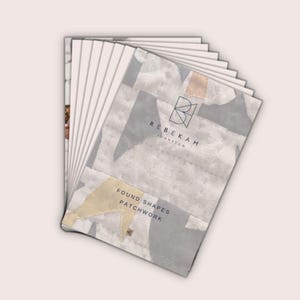 Könnte beinhalten: Ein Stapel Broschüren mit einem abstrakten Design in Grau und Weiß. Der Text auf der Broschüre lautet "REBEKAH JOHNSTON FOUND SHAPES PATCHWORK".