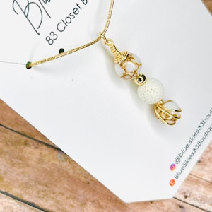 Halsband med spunnen howlit i vitguld, present till henne