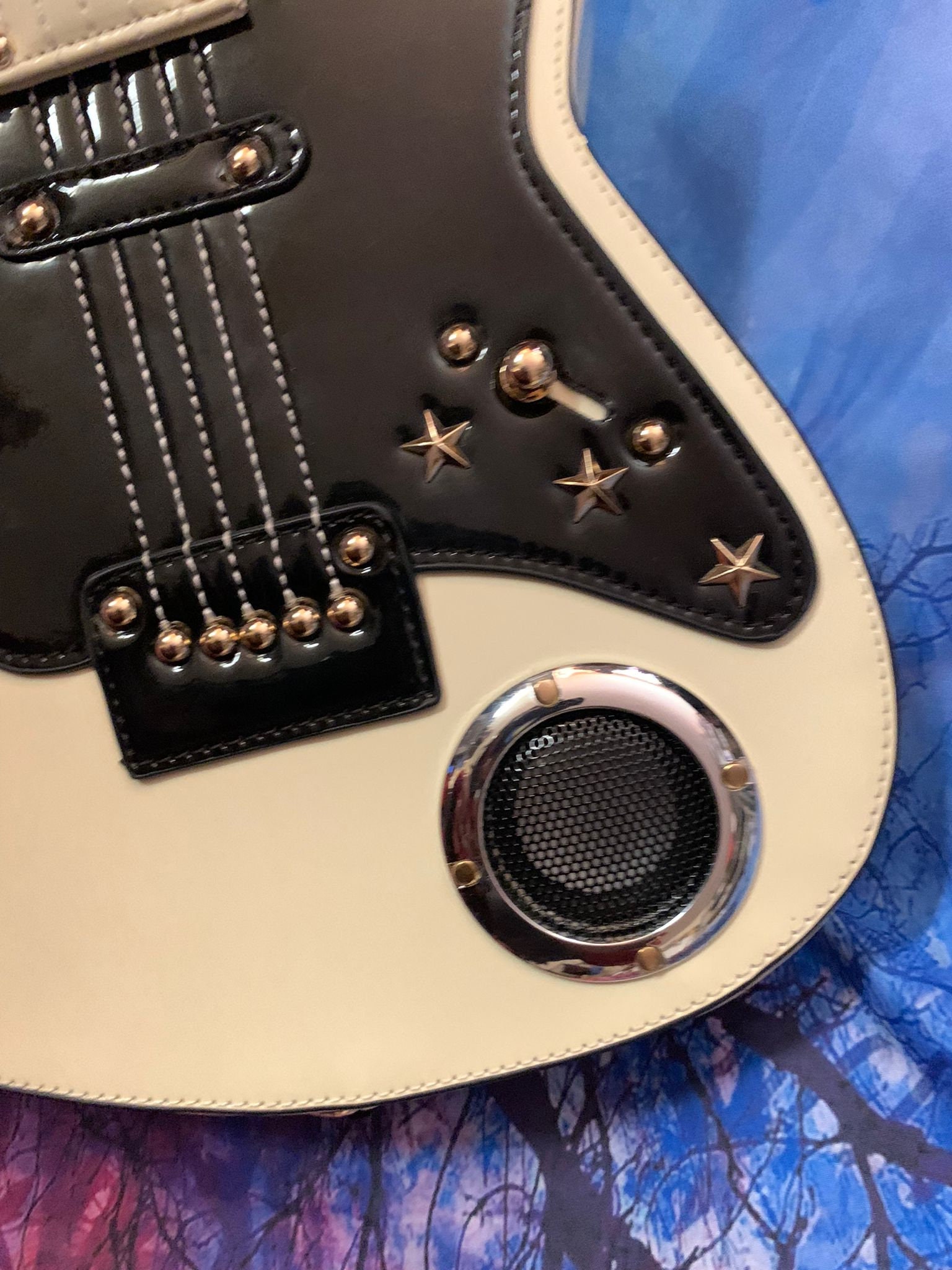 guitar shaped bluetooth speaker