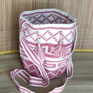 Sac Wayuu moyen, fait main. Accessoire multicolore pour hommes et femmes.