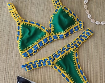 Bikini Assikini brasiliano double face, fatto a mano ad uncinetto. Set costume da bagno multicolore. Abbigliamento donna mare.