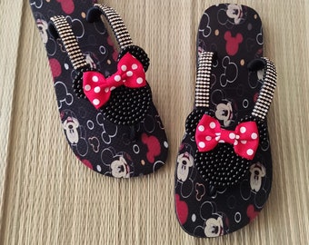 Havaianas Minnie Mouse print flip-flops, personalized and hand-decorated with beads and Swarovski crystals, women's beachwear