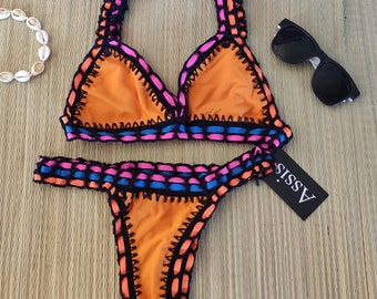 Bikini Assikini brasiliano double face, fatto a mano ad uncinetto. Set costume da bagno multicolore. Abbigliamento donna mare.