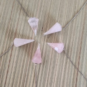Ciondolo di quarzo rosa brasiliano. Accessorio realizzato con pietre naturali.