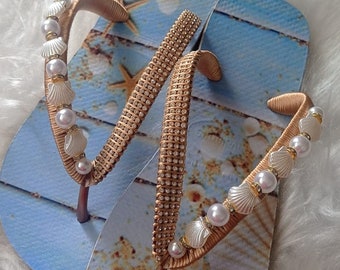 Havaianas original slipper, personalized and hand-decorated with Swaroski crystals, shells and beads. Women&#39;s beachwear