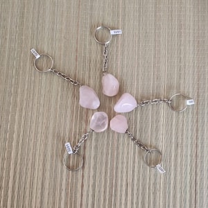 Portachiavi di quarzo rosa brasiliano. Accessori realizzati con pietre naturali.