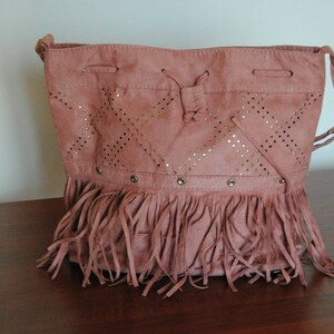 Tasche mit rosa Fransen. Damenaccessoire.