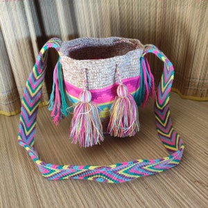 Medium Wayuu tas, handgemaakt gehaakt, neon veelkleurig unisex accessoire