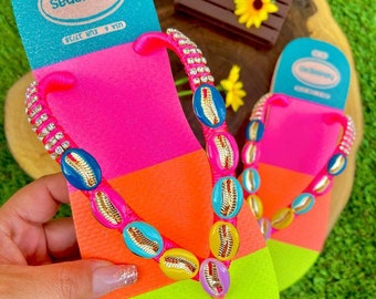 Zapatilla Havaianas multicolor decorada a mano con conchas multicolores y cristales swaroski, moda de playa mujer