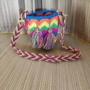 Petit sac Wayuu, fait main au crochet, accessoire unisexe multicolore fluo