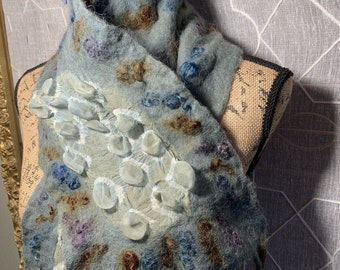 Echarpe en laine feutrée et soie fait main par un artiste à porter, frange texturée hippie tsigane