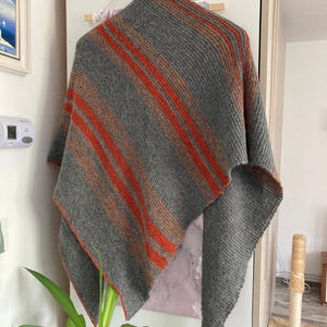 Chal de lana tejido a mano, chal triangular gris óxido, punto bobo (100% lana)