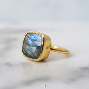 Quadratischer Labradorit Ring, Gold Sterling Silber Ring, Vermeil Schmuck, Labradorit Kissen, schillernder grauer Edelstein, einfacher großer Ring, Boho