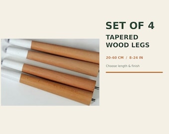 Könnte beinhalten: Ein Set aus vier konischen Holzbeinen mit weiß lackierten Oberteilen und naturfarbenen Holzkörpern. Der Text lautet SET OF 4 TAPERED WOOD LEGS, 20-60 CM / 8-24 IN, und Choose length & finish. Jedes Bein hat einen Metallbolzen am Ende.