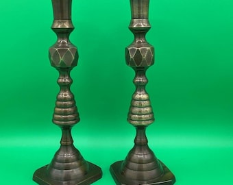 Par de candelabros ingleses de latón con forma de colmena, de la década de 1890