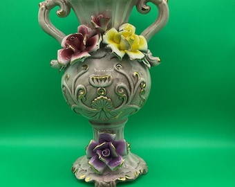 Vase floral italien Capodimonie vintage en porcelaine avec trois roses et deux anses