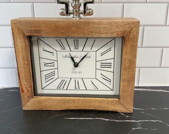 Reloj de sobremesa McLaughlin & Scott Brown, de madera plateada. 8 cm de alto x 10 cm de ancho x 2,2 cm de profundidad.