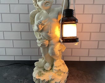 Chérubin vintage avec décor de lanterne. 18,5 de haut, base 7,20 cordon