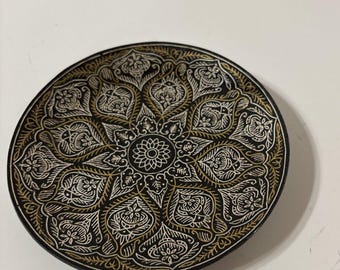 Placa colgante de pared vintage de latón con diseño floral tipo madallión, color negro texturizado. 15 cm de diámetro.