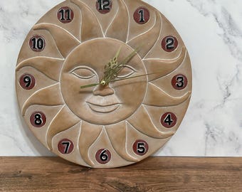 Horloge murale vintage gothique en terre cuite peinte avec visage soleil céleste