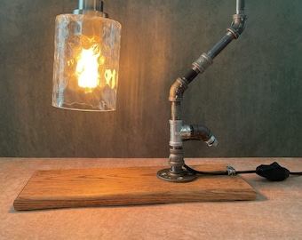 Lámpara de mesa industrial personalizada con base de roble de 42 cm de altura, bombilla y pantalla de cristal.