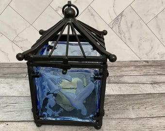 Lanterne en fer VTG avec vitres décoratives bleues, thème colibri. bougie