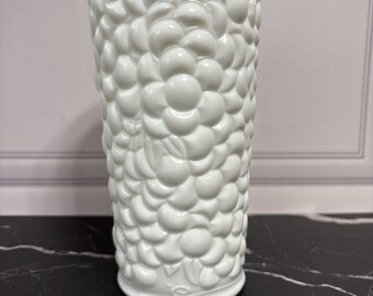 Vase vintage en verre de lait blanc, motif marguerite et raisin. 7,5 h x 3,5 l. Fond 3