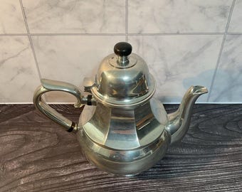 Théière en étain de la collection Sovereign finie à la main de Royal Selangor.