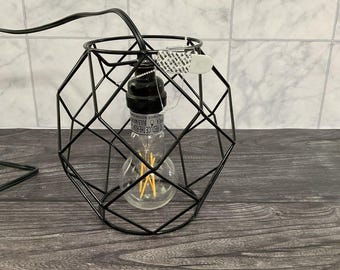 Lámpara colgante de estilo industrial con jaula de alambre poligonal estilo granja