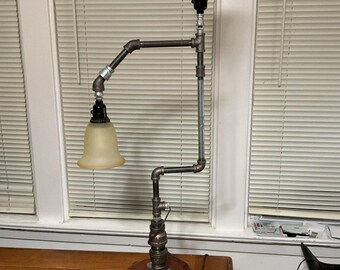 Lámpara de mesa industrial vintage hecha a mano. Iluminación de 2 niveles. 38 de alto, 15 de ancho.